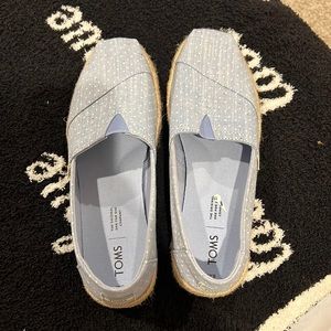 TOMS brand new!  Worn once. Size 9.